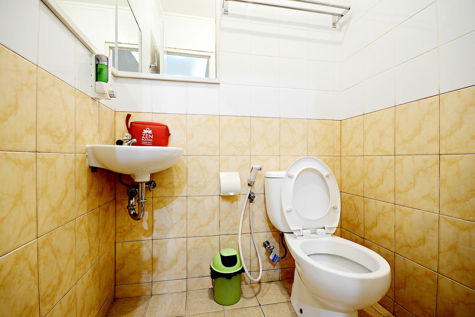 Zen Rooms Cideng Barat 자카르타 외부 사진